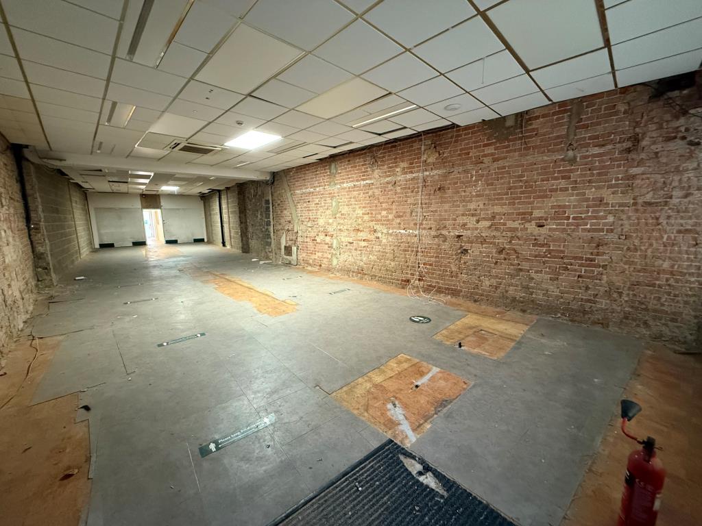 Lot: 12 - VACANT PROPERTY IN TOWN CENTRE - Main shop floor